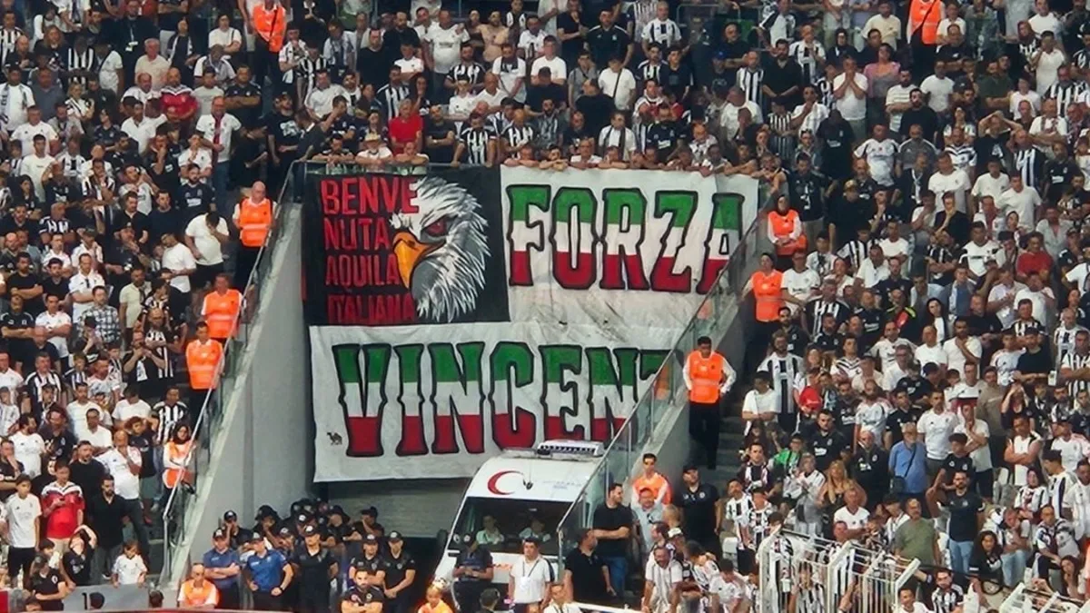Beşiktaşlı taraftarlardan Vincenzo Italiano’ya özel pankart!
